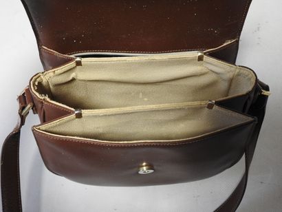 LANCEL
Sac à main porté épaule en cuir marron.
24...