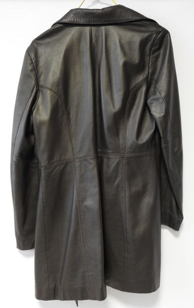 Tommy HILGIFER
Brown leather coat.
Size L.
Wear...