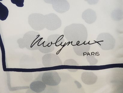 MOLYNEUX - Paris
Lot en soie comprenant :...
