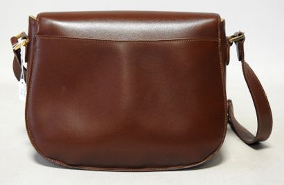 LANCEL
Sac à main porté épaule en cuir marron.
24...