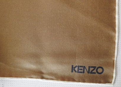 KENZO
Foulard en soie à décor de motifs cachemires...