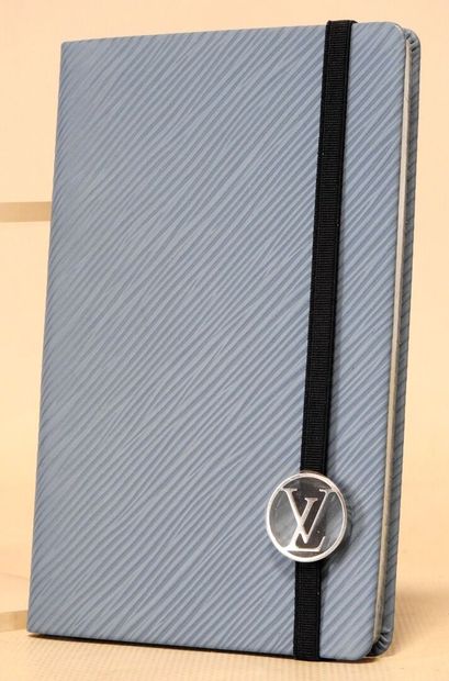 Louis VUITTON
Carnet de notes de forme rectangulaire...