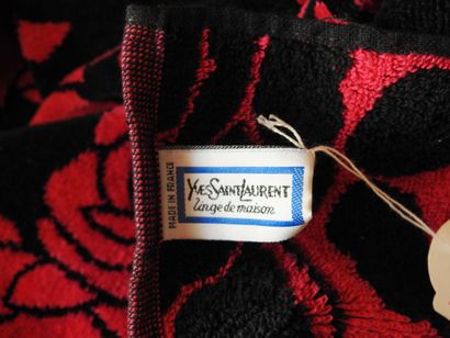 Yves SAINT LAURENT
Lot comprenant un grand...