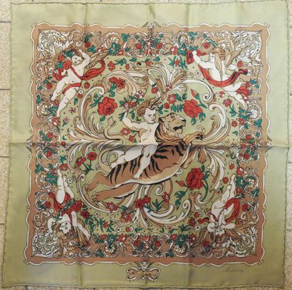 MADELEINE
Silk pouch decorated with a child...