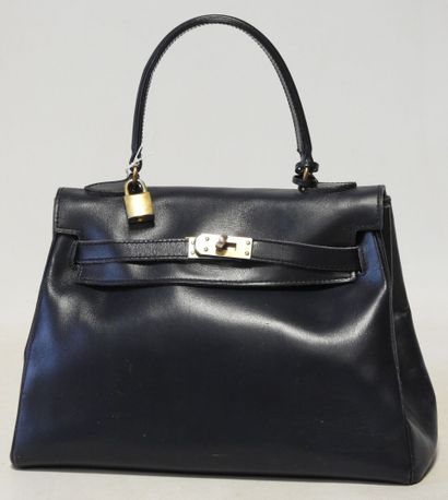 Sac à main en cuir bleu
30 x 30.5 cm
Usures...