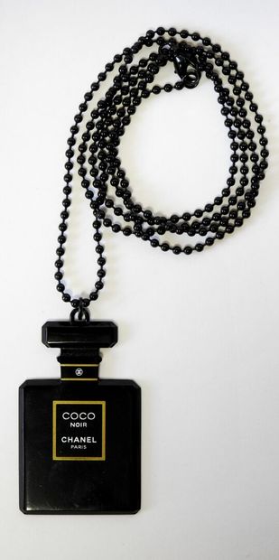 CHANEL
Black lacquered metal 