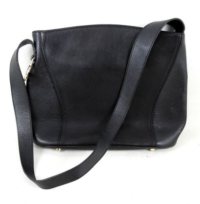 LANCEL
Sac à main de dame en cuir noir porté...