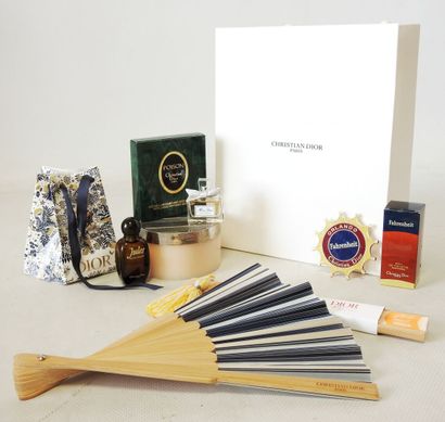 Christian DIOR
Lot including 2 fans, 1 Fahrenheit...