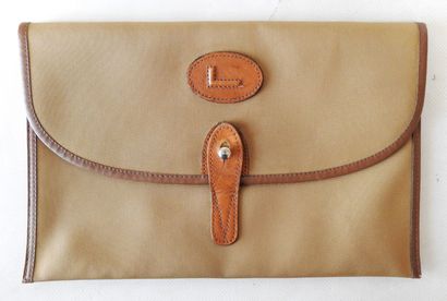 LANCEL - Paris - Collection Élisabeth Arden
Pochette...