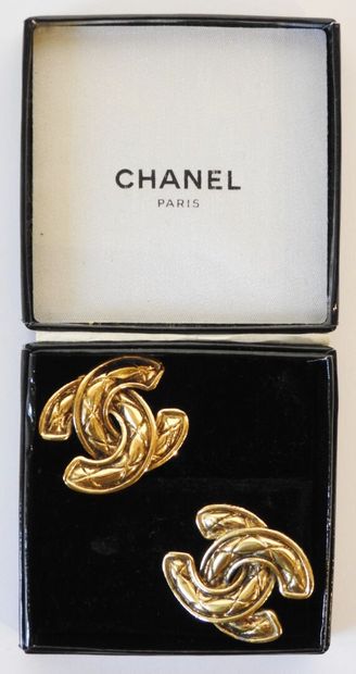 CHANEL - Paris
Pair of gold-plated earrings,...
