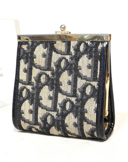 Christian DIOR
Porte monnaie de forme rectangulaire,...