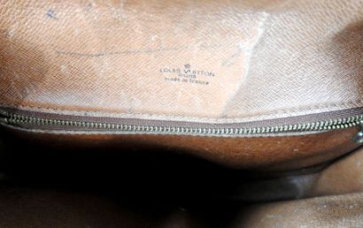 Louis VUITTON - Paris
Sac à main porté épaulé...