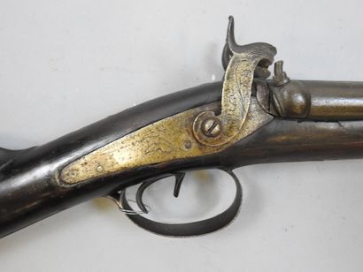 Fusil à broche, crosse en noyer sculptée...