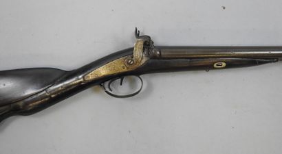 Fusil à broche, crosse en noyer sculptée...
