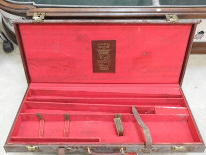 Valise à fusils CHAPUIS en cuir marron. 82x35x9cm....