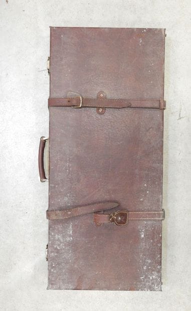 Valise à fusils CHAPUIS en cuir marron. 82x35x9cm....