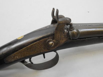 Fusil à broche, crosse en noyer sculptée...