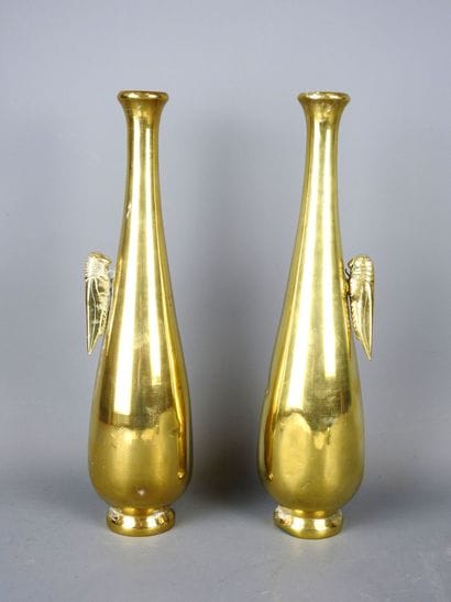 JAPON : Deux vases en bronze doré à décor...