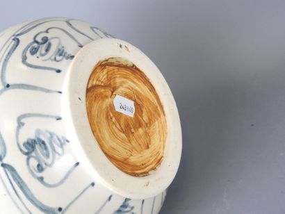 CHINA: Small porcelain jardinière with polychrome...