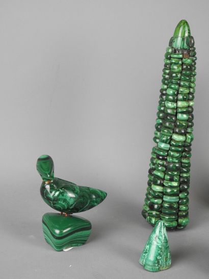 CINQ OBJETS en malachite à décor de maïs,...