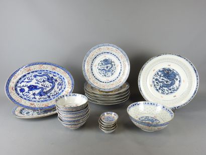 CHINE : Partie de service de table en porcelaine...