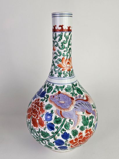 CHINE, XXe.
Paire de vases bouteille en porcelaine...