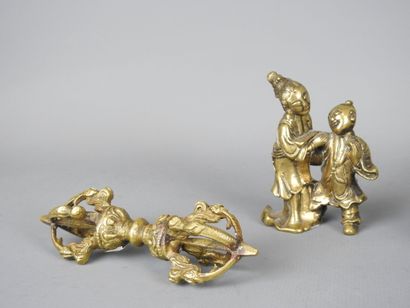 DEUX PETITS SUJETS en bronze doré et ciselé...