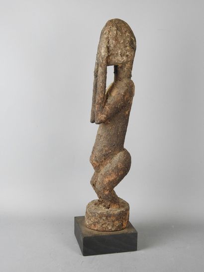 DOGON, Mali : Thick wood with a crusty sacrificial...