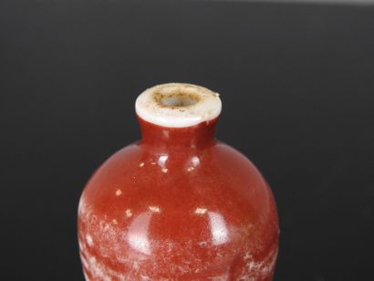 CHINA - 19th century
Baluster-shaped snuff...