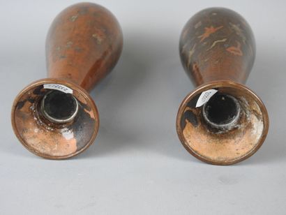 INDOCHNE : Paire de vases balustres en bronze...
