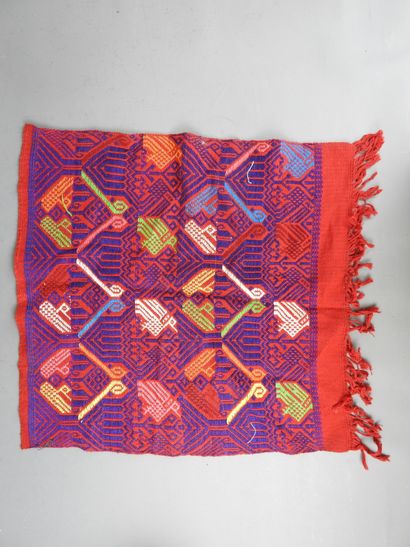 4 TISSAGES en laine brodé de motifs géométriques....