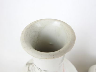 CHINE : Deux vases balustres en porcelaine,...
