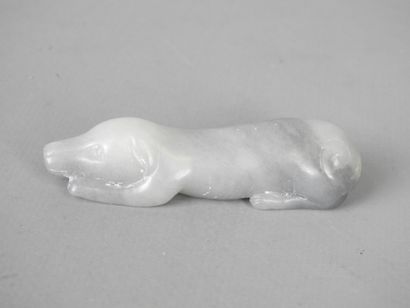 Chien en jade sculpté. Long : 7cm.
