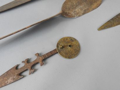 THREE arrowheads and two harpoon heads in...