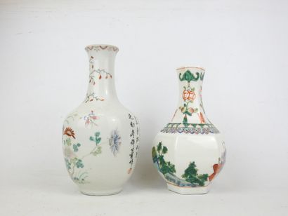 CHINE : Deux vases balustres en porcelaine,...