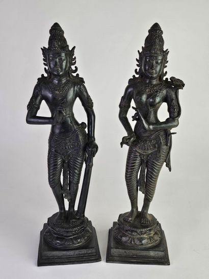 Paire de statuettes en bronze figurant des...
