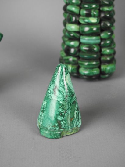 CINQ OBJETS en malachite à décor de maïs,...