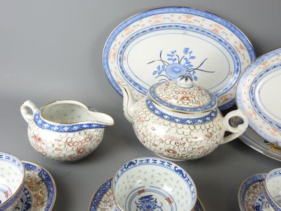 CHINE : Partie de service de table en porcelaine...