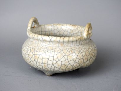 CHINA: Small cracked porcelain perfume burner...