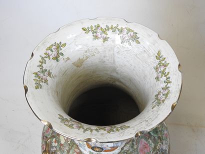 CHINA, Canton: Pair of large baluster-shaped...