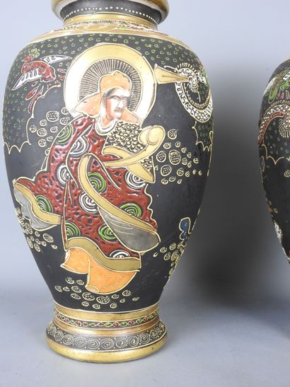 JAPON, Satsuma : Paire de vases de forme...