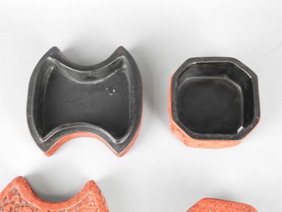 CHINE : Deux boîtes en bois laqué rouge à...