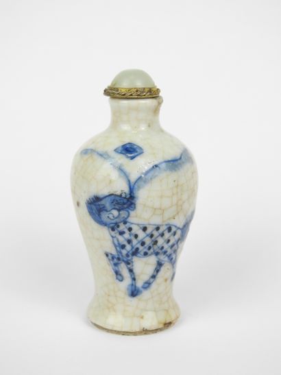 CHINA - Circa 1900
Blue-white porcelain snuff...