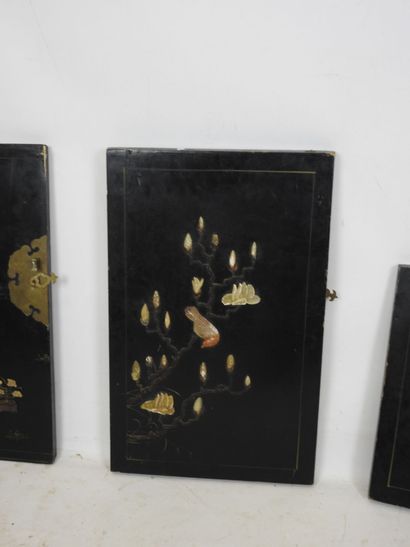 CHINE : Deux paires de portes en laque et...