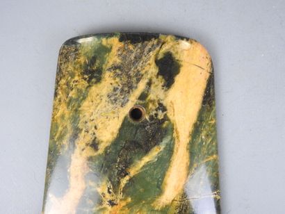 CHINE : Plaque en pierre dure à veines vertes...