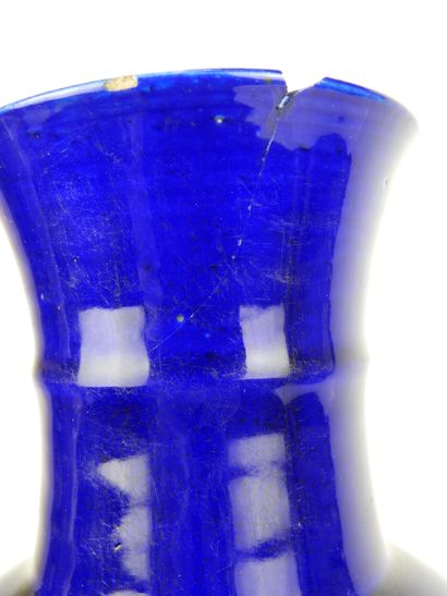 CHINE : Vase de forme balustre en porcelaine...