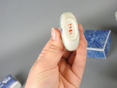 CHINE : Sept petits objets modernes en porcelaine...