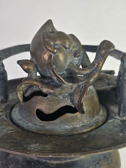 CHINE, XIXe.
Brûle parfum suspendu en bronze...