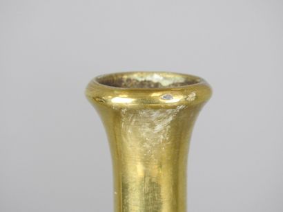 JAPON : Deux vases en bronze doré à décor...
