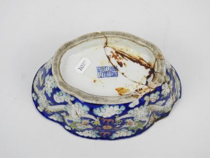 CHINE : coupe ovale en porcelaine à décor...